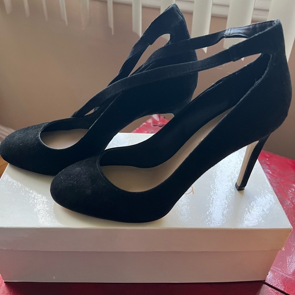 BCBG generation strapped up heels . Size 7 - Picture 3 of 3